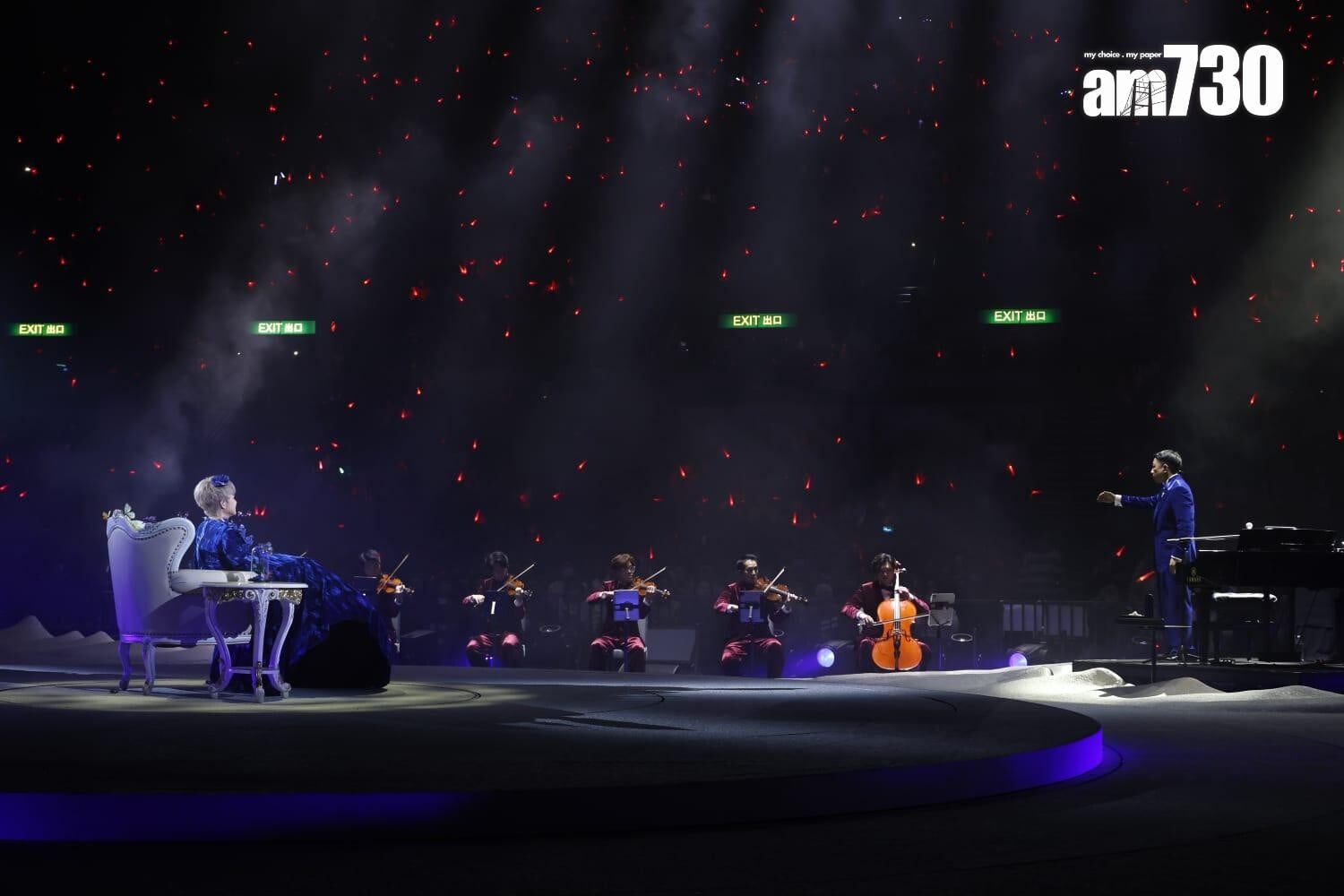 陳慧嫻在何秉及一眾樂手眾奏下唱繼續演唱。